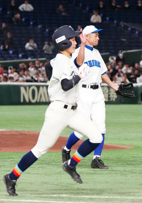 イチロー選抜対高校野球女子選抜 9回表、完封勝利を喜ぶイチロー氏(撮影・江口和貴)