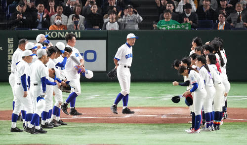 イチロー選抜対高校野球女子選抜 試合を終え、高校野球女子選抜の選手たちに話しかけるイチロー氏(中央)(撮影・菅敏)