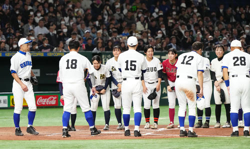 イチロー選抜対高校野球女子選抜 試合後、整列し、引き揚げるイチロー氏(左端)(撮影・江口和貴)