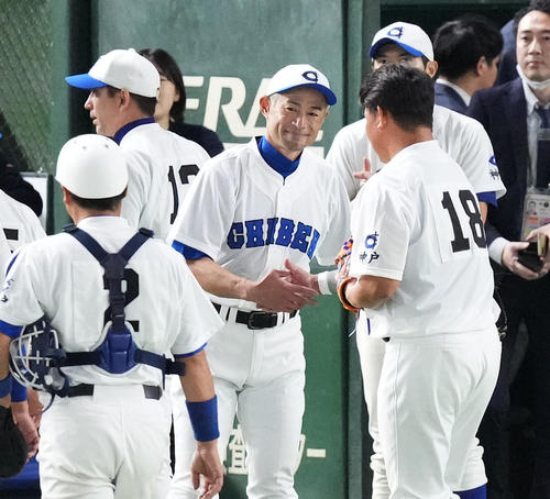 イチロー選抜対高校野球女子選抜 試合を終え、高校野球女子選抜に勝利し、松坂氏(右)に握手をするイチロー氏(中央)(撮影・菅敏)