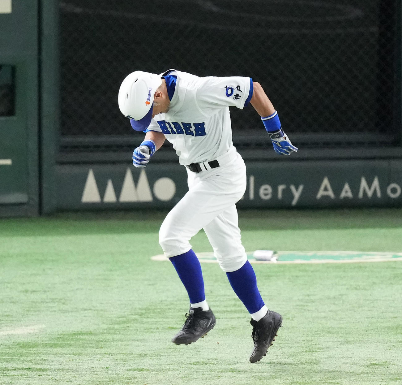 イチロー選抜対高校野球女子選抜　8回裏イチロー選抜2死一、二塁、二塁内野安打を放ち、ゆっくり一塁に向かうイチロー氏（撮影・菅敏）