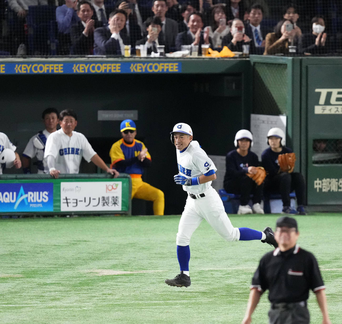 イチロー選抜対高校野球女子選抜　8回裏イチロー選抜2死一、二塁、二塁内野安打を放ち、ゆっくり一塁に向かうイチロー氏。後方左から2人目は松坂氏（撮影・菅敏）