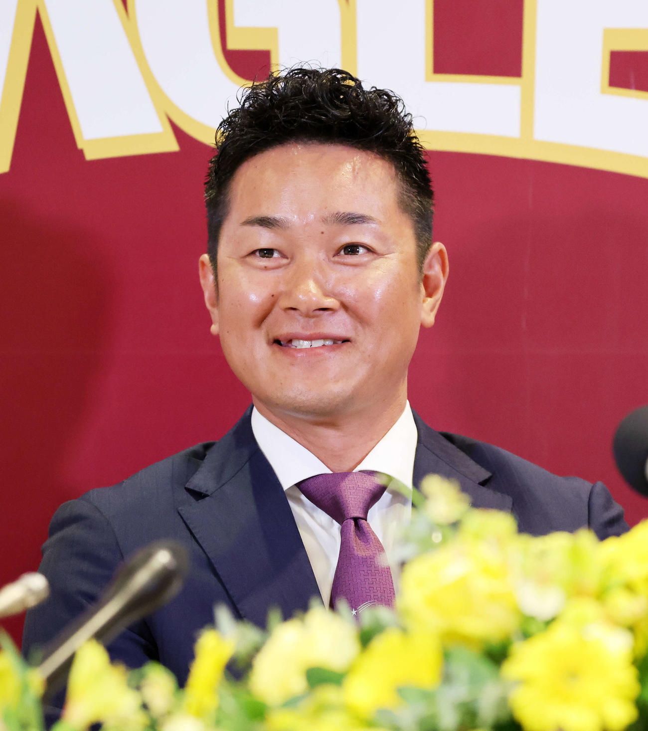 引退会見に臨む楽天銀次（撮影・鈴木正人）
