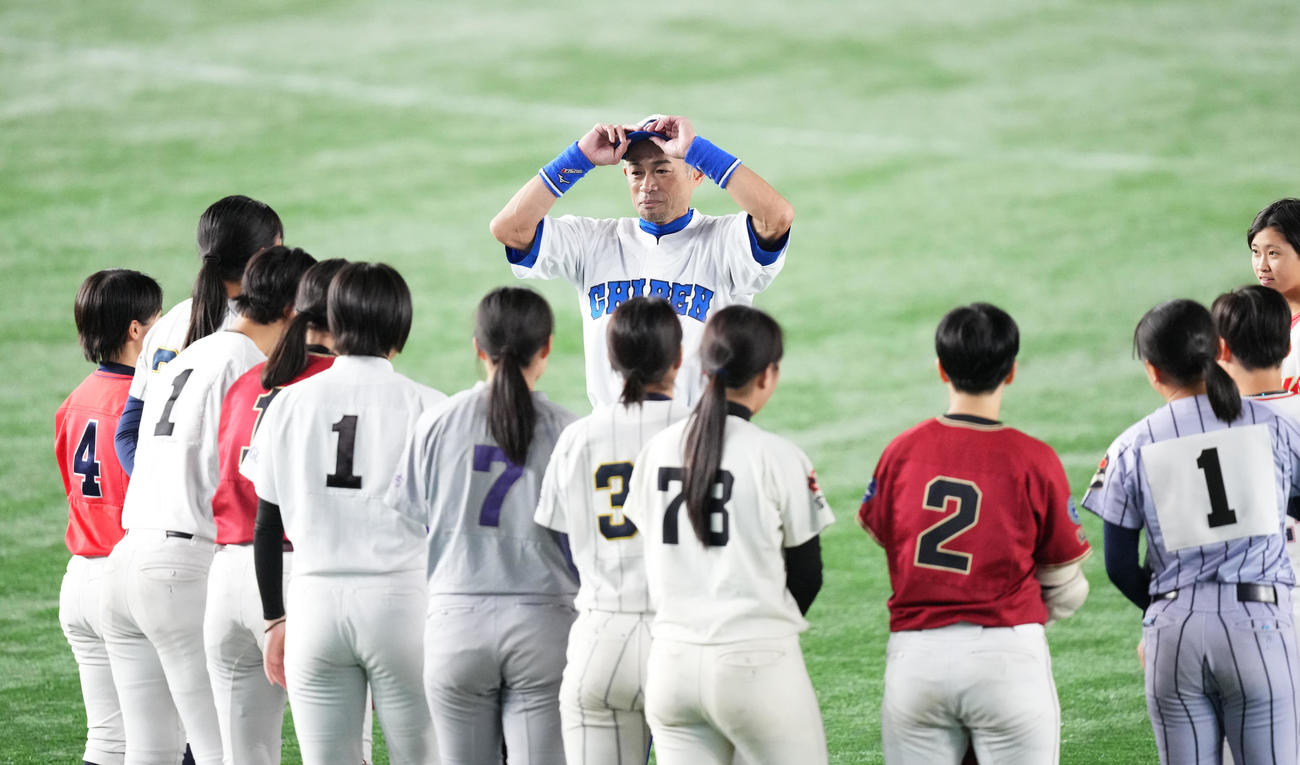 イチロー選抜対高校野球女子選抜　試合を終え高校野球女子選抜の選手たちに笑顔で話しかけるイチロー氏（中央）（撮影・菅敏）