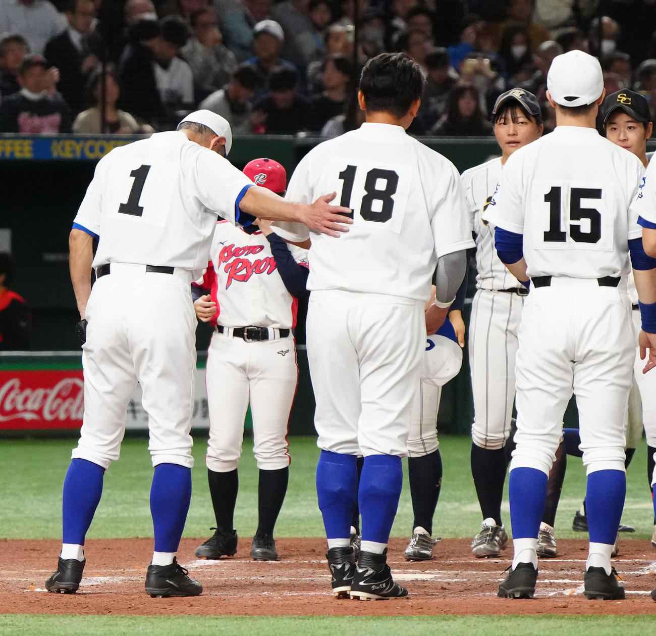 イチロー選抜対高校野球女子選抜　試合後、松坂氏（中央）の背中に手を添えるイチロー氏（撮影・江口和貴）