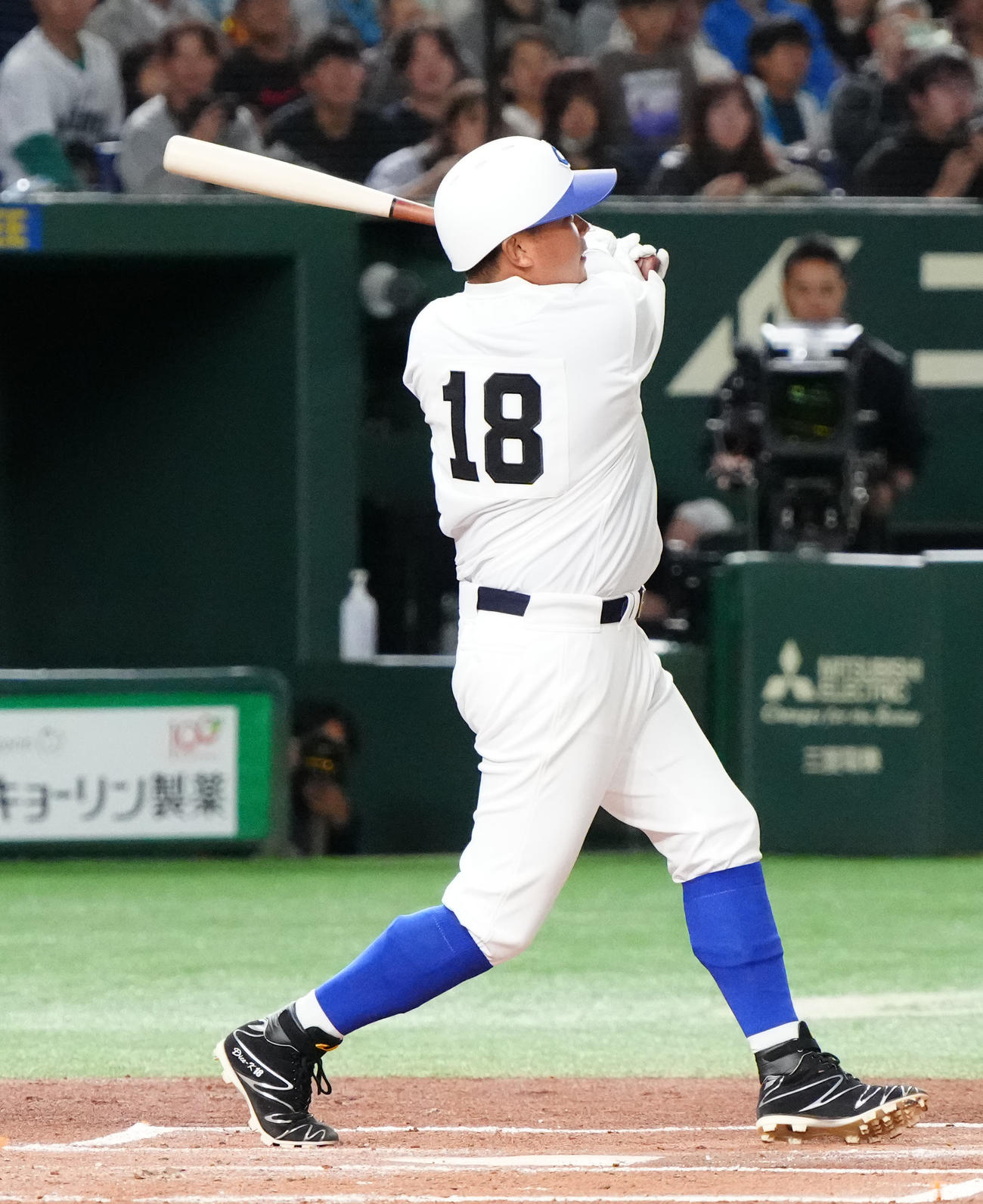 イチロー選抜対高校野球女子選抜　1回裏イチロー選抜1死一塁、中前打を放つ松坂氏（撮影・江口和貴）