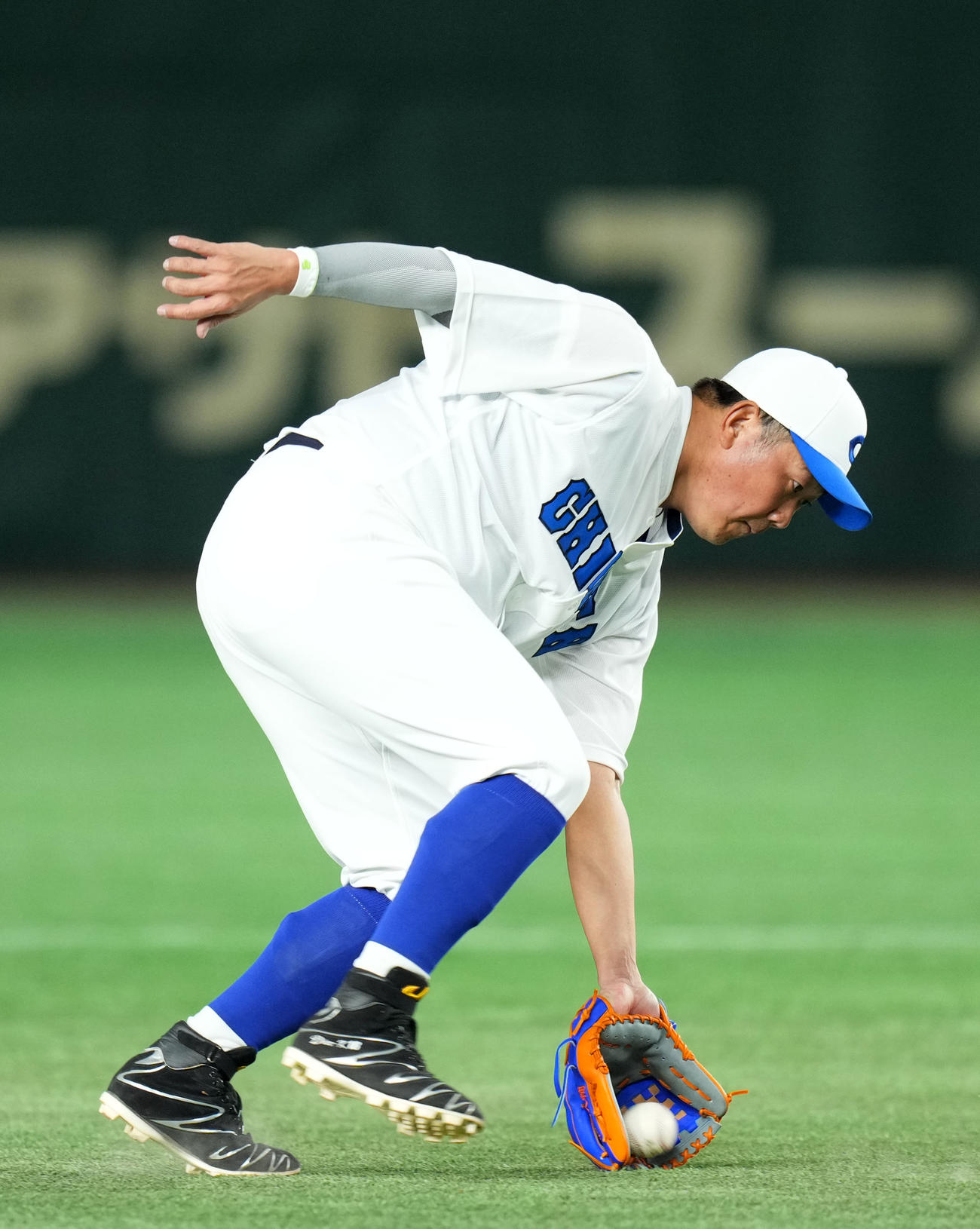 イチロー選抜対高校女子野球選抜　6回表、軽快な守備を見せるイチロー選抜・松坂大輔氏（撮影・横山健太）
