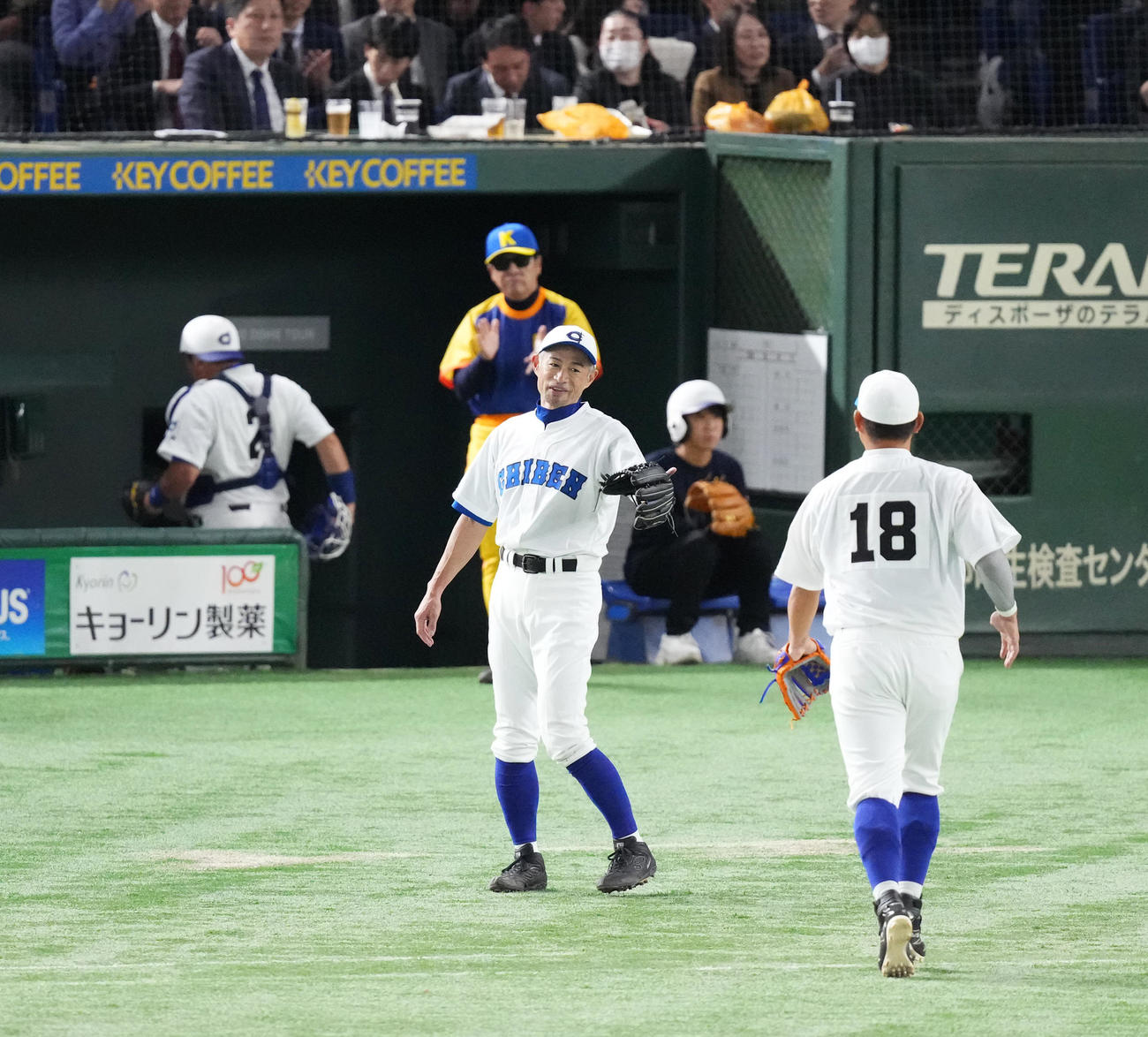 イチロー選抜対高校野球女子選抜　6回の投球を終え、笑顔で松坂氏（手前）を迎えるイチロー氏（撮影・菅敏）