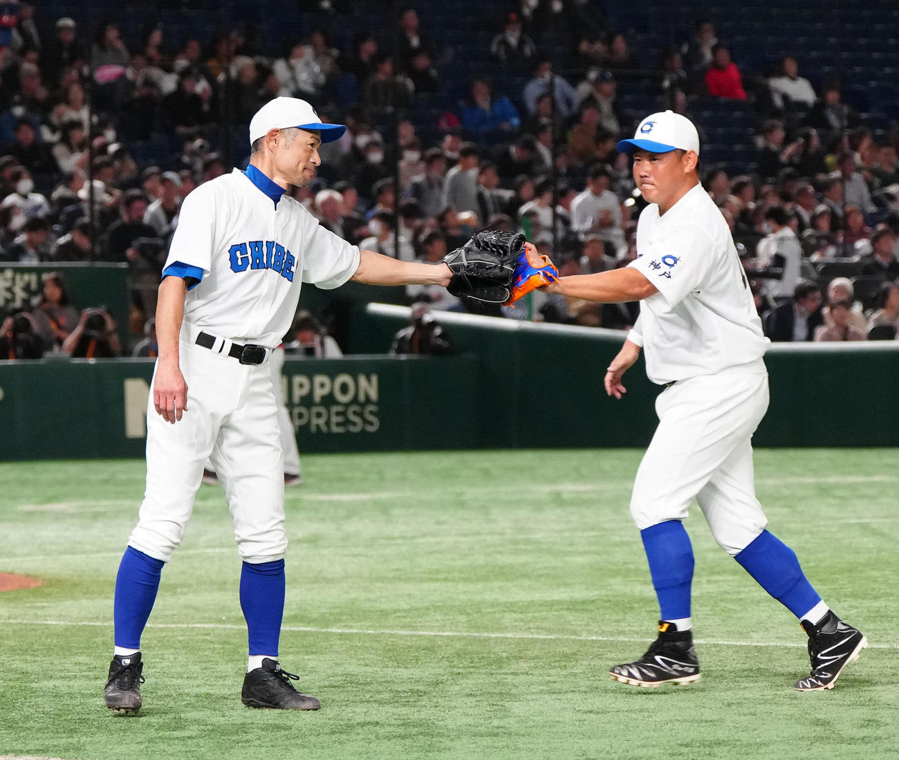 イチロー選抜対高校野球女子選抜　6回表終了後、松坂氏（右）とタッチを交わすイチロー氏（撮影・江口和貴）