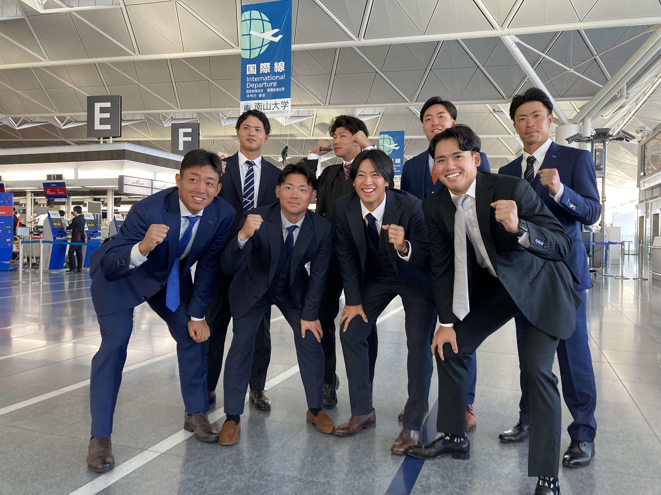 台湾ウインターリーグへ出発する中日選手団（前列左から鵜飼、村松、仲地、松木平、後列左から石橋、浜、上田、森越コーチ）