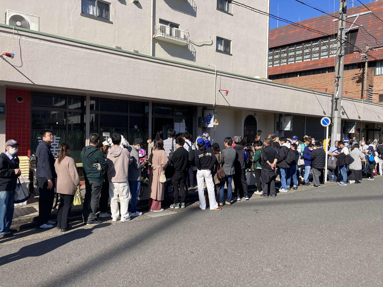 この日限りで閉店するナゴヤ球場横の「ラーメン専科・竜」には行列