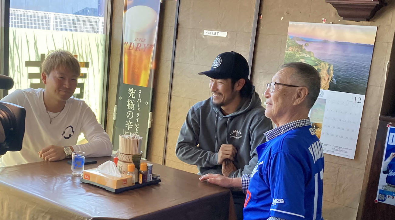 開店前にラーメン専科・竜店主の吉田さん（右）に長年の感謝を伝える中日田島、祖父江（左から）