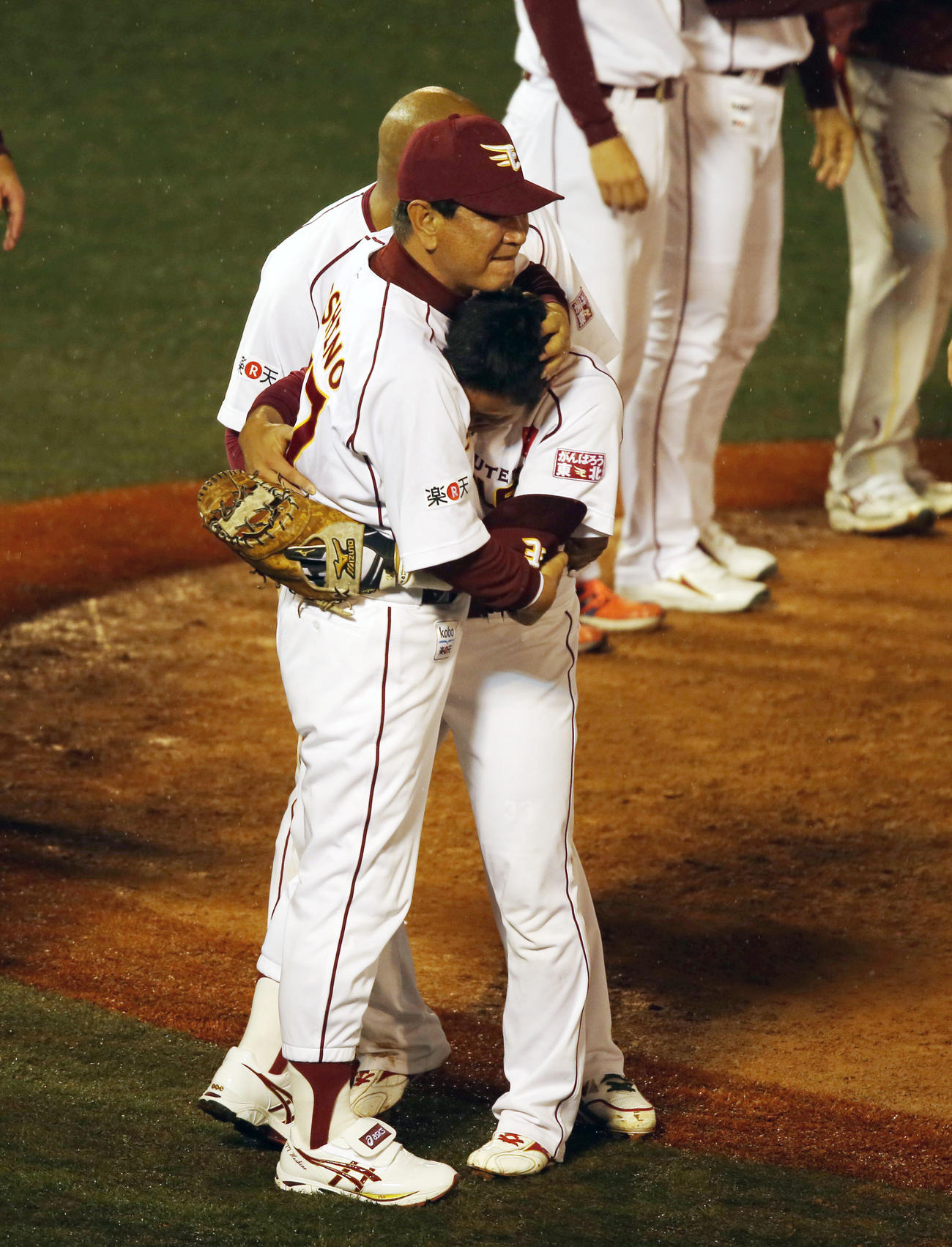 2013年11月、日本一を決め、星野監督（左）と抱き合いながら号泣する銀次