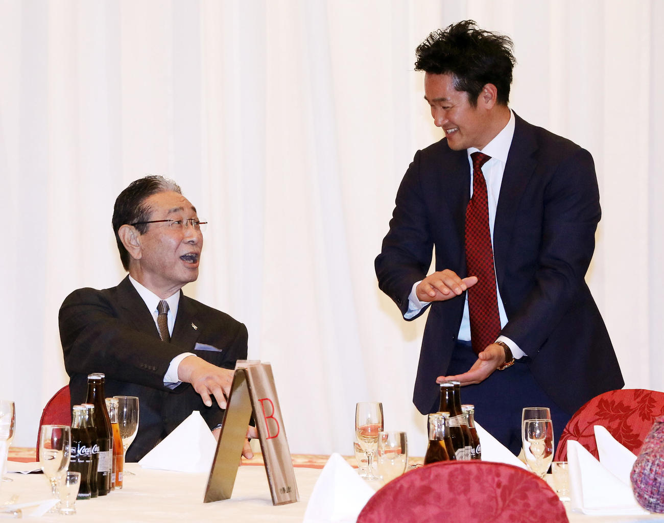 17年11月、納会で談笑する星野氏（左）と銀次