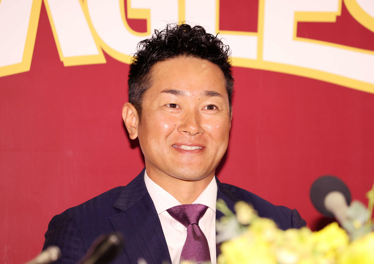 引退会見に臨む楽天銀次（撮影・鈴木正人）