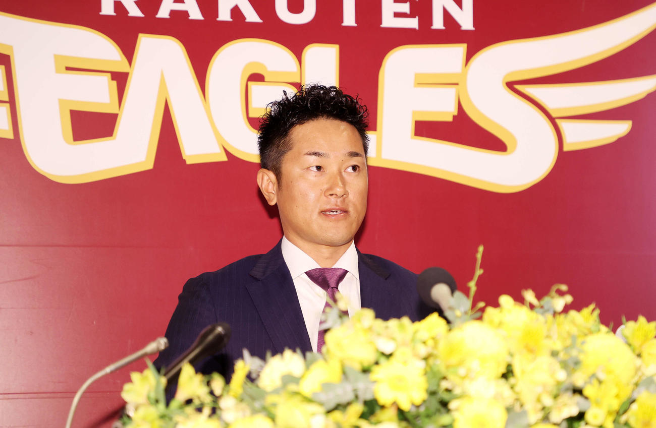 引退会見に臨む楽天銀次（撮影・鈴木正人）