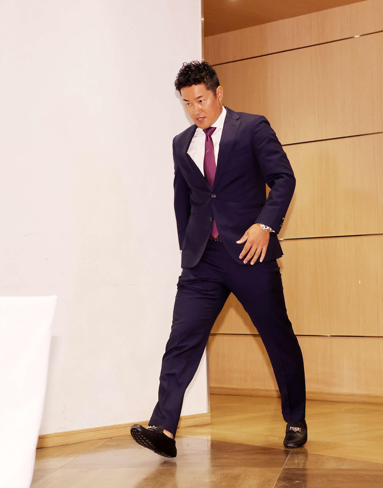 引退会見場に入る楽天銀次（撮影・鈴木正人）