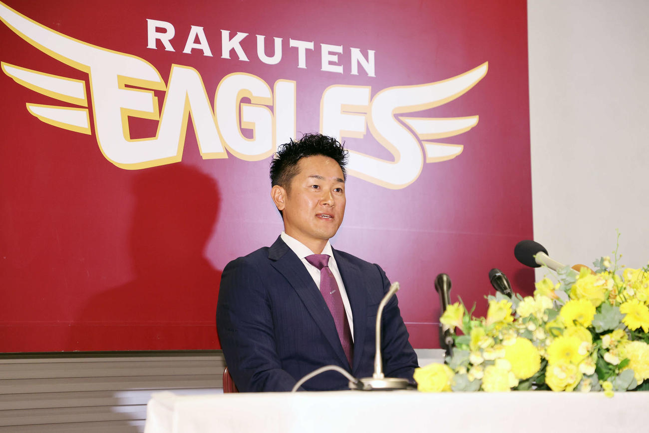 引退会見に臨む楽天銀次（撮影・鈴木正人）