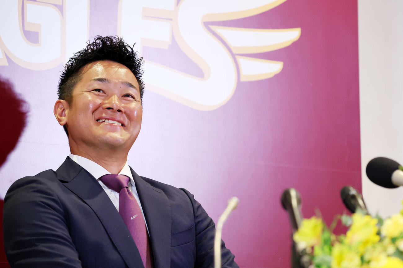 引退会見に臨む楽天銀次（撮影・鈴木正人）