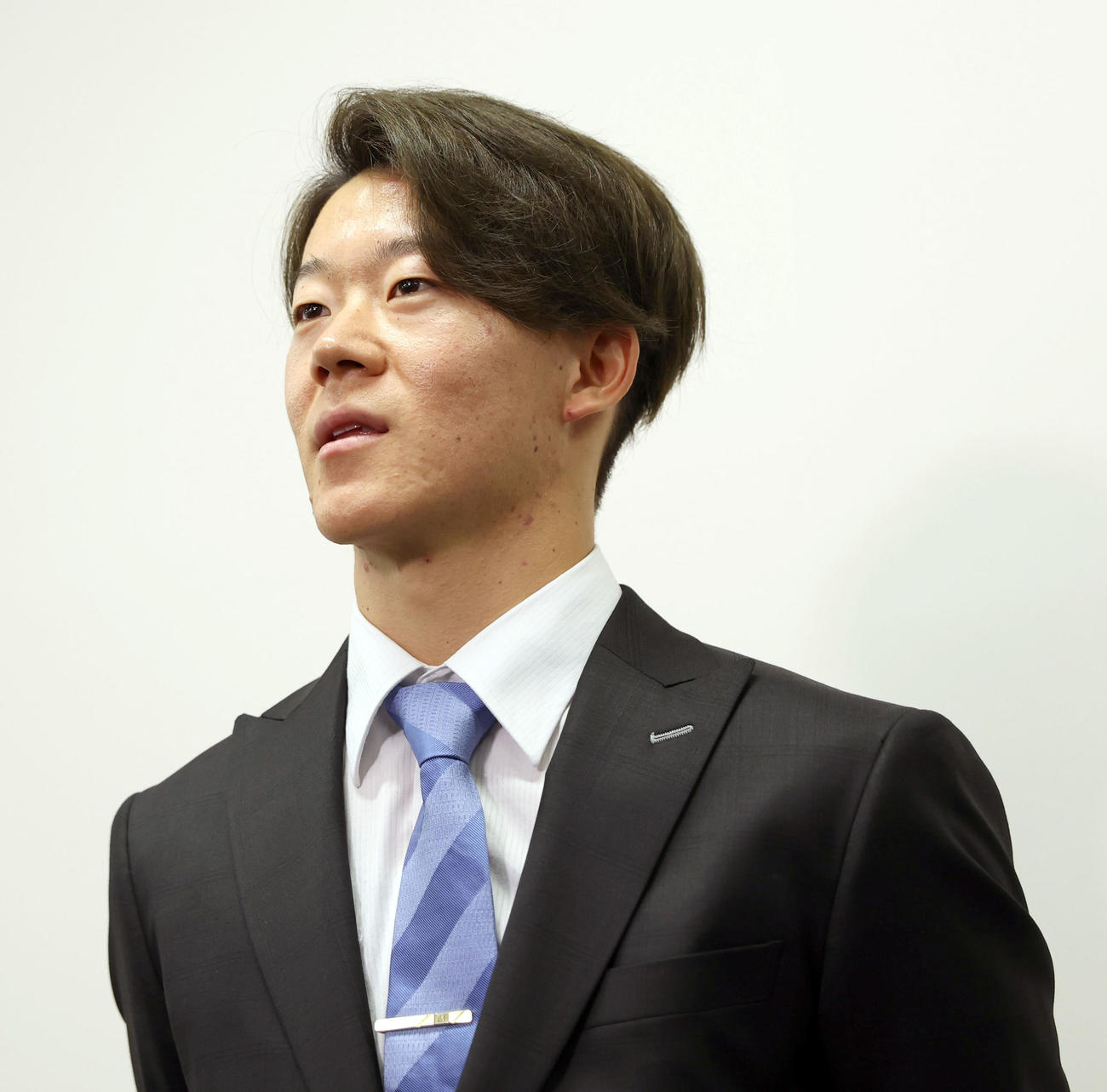契約更改を終え囲み取材を受ける日本ハム矢沢（撮影・佐藤翔太）