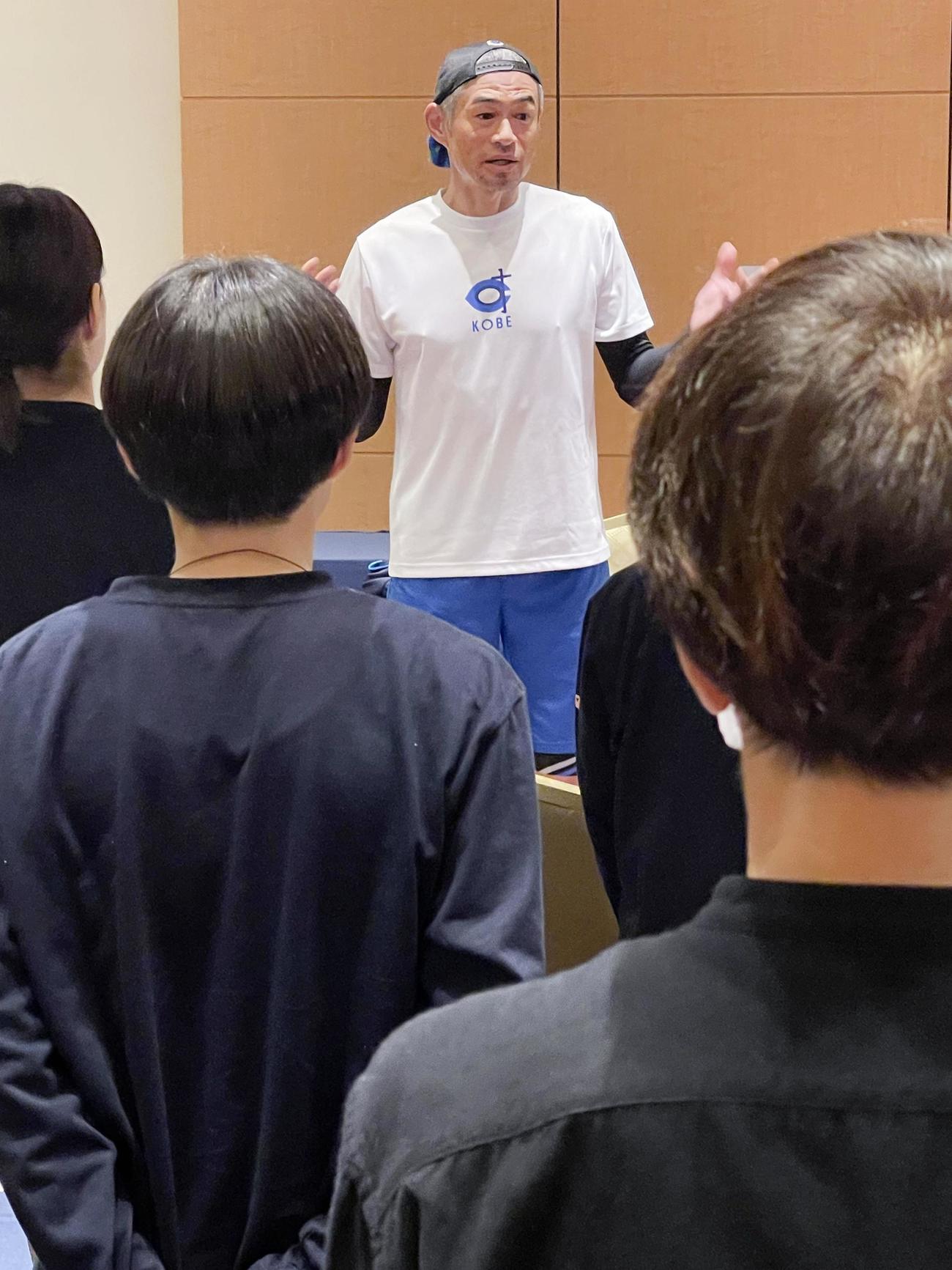 高校野球女子選抜メンバーからの質問に答えるイチロー氏（共同）