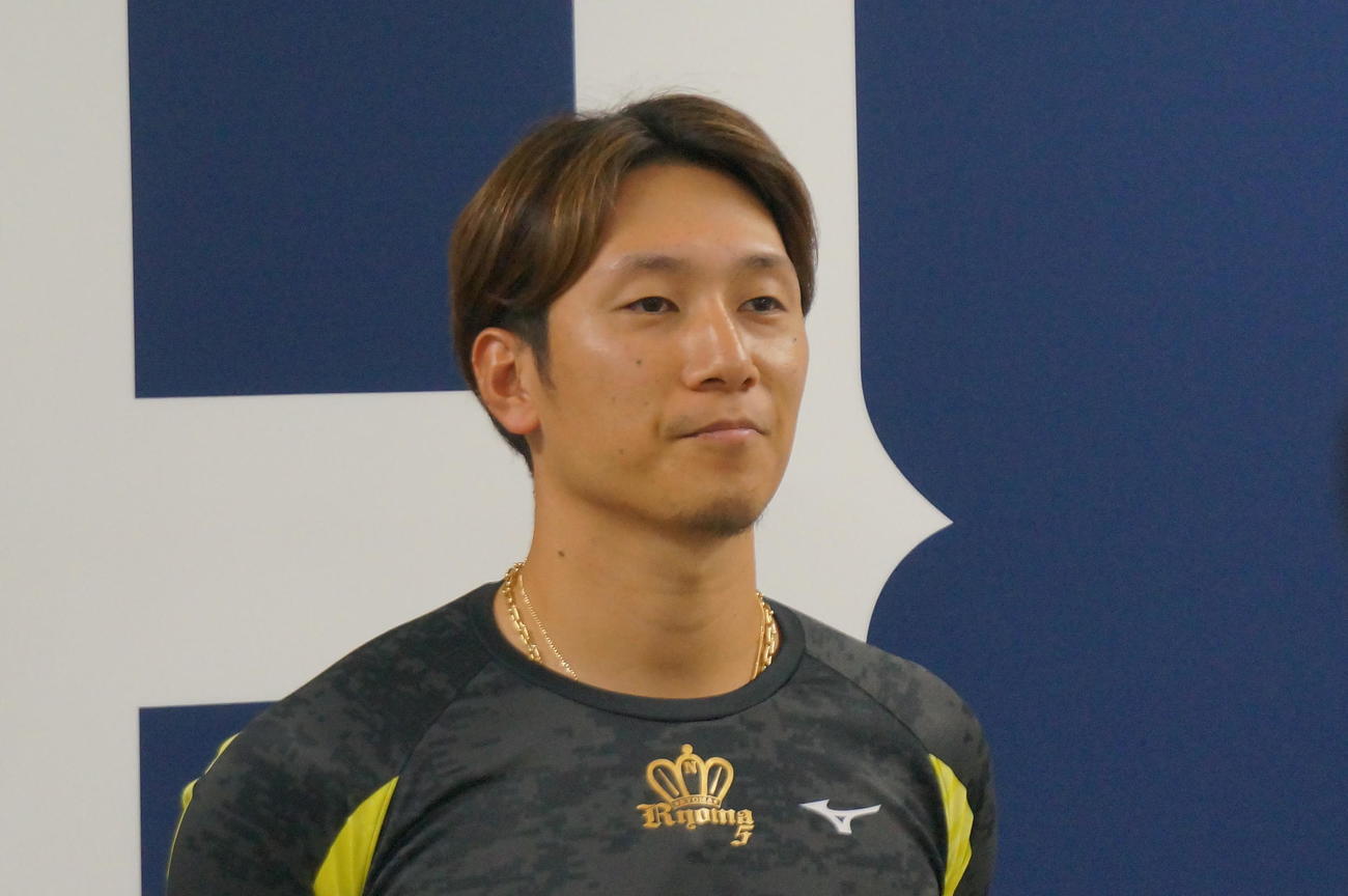 FA権行使を宣言し、会見に臨む広島西川龍馬外野手（2023年11月14日撮影）