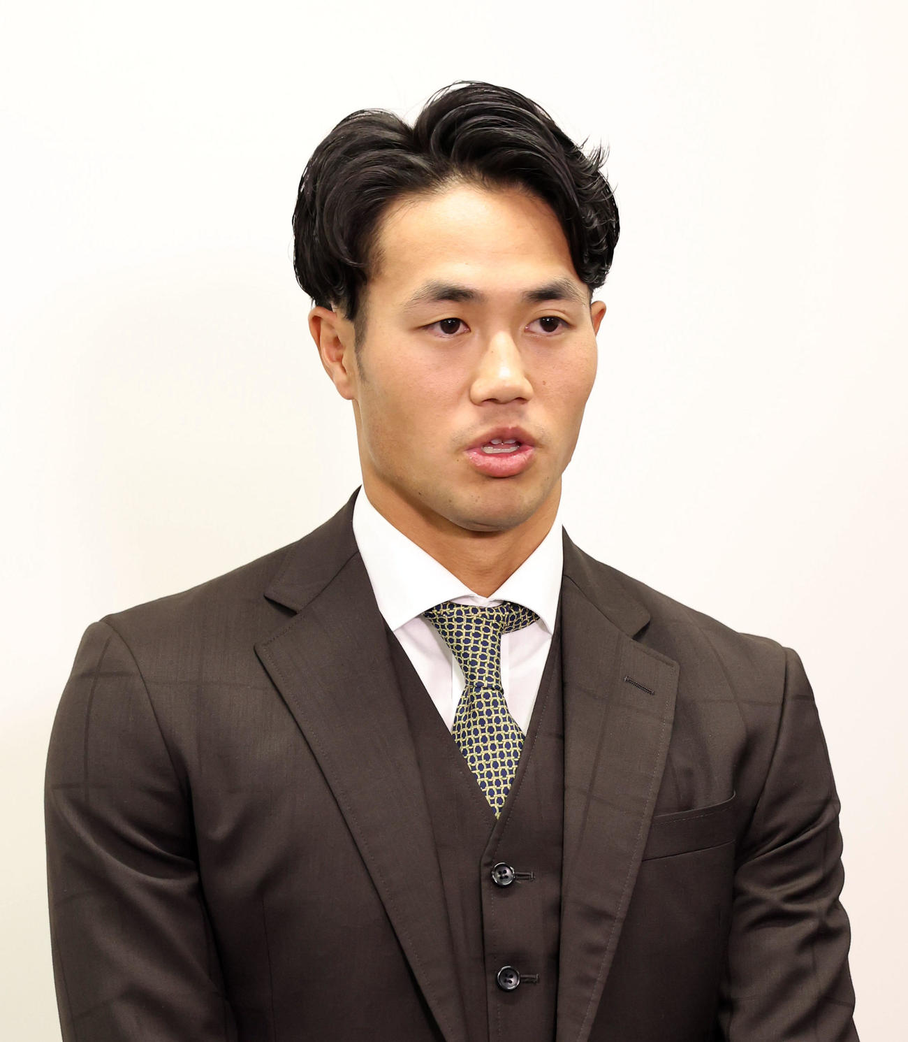 契約更改を終え囲み取材を受ける日本ハム細川（撮影・佐藤翔太）