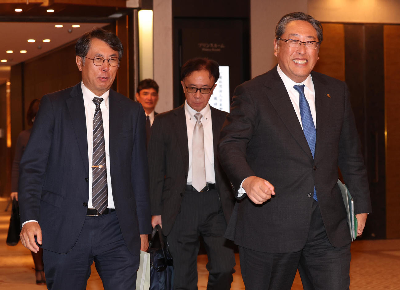 オーナー会議を終え引き揚げる中日大島オーナー（左）とソフトバンク後藤オーナー代行（撮影・野上伸悟）