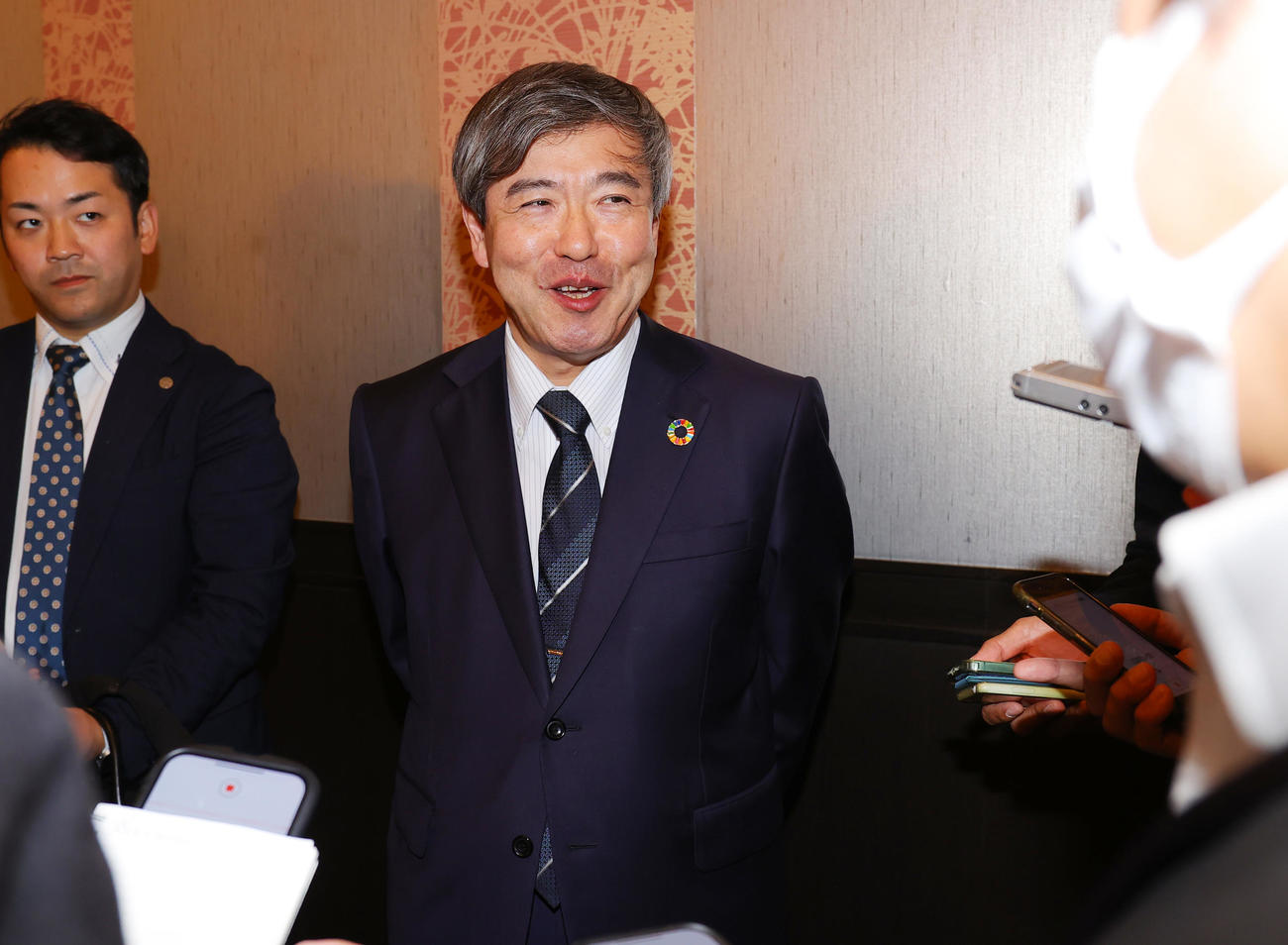 オーナー会議を終え取材対応する阪神杉山オーナー（撮影・野上伸悟）