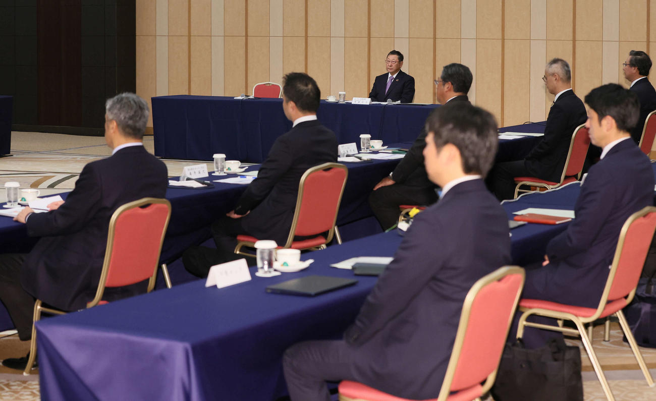 議長席に座る西武後藤オーナー（後方中央）。左隣に座る予定だったNPB榊原コミッショナーは体調不良のため欠席（代表撮影）