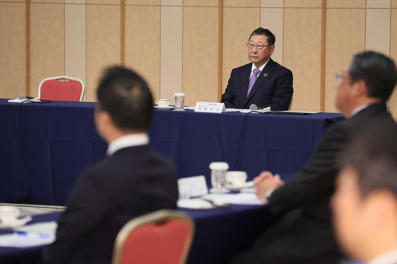 オーナー会議に臨む議長の西武後藤オーナー。空席は体調不良で欠席となるNPB榊原コミッショナーの席（代表撮影）