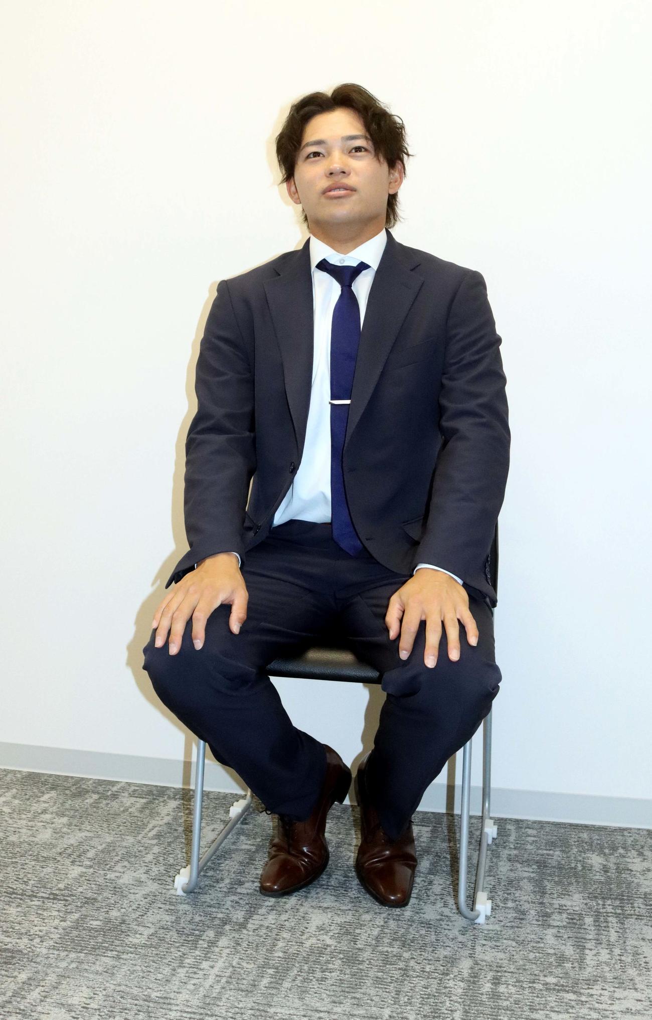 球団事務所での契約更改後、取材対応する日本ハム田宮（撮影・永野高輔）