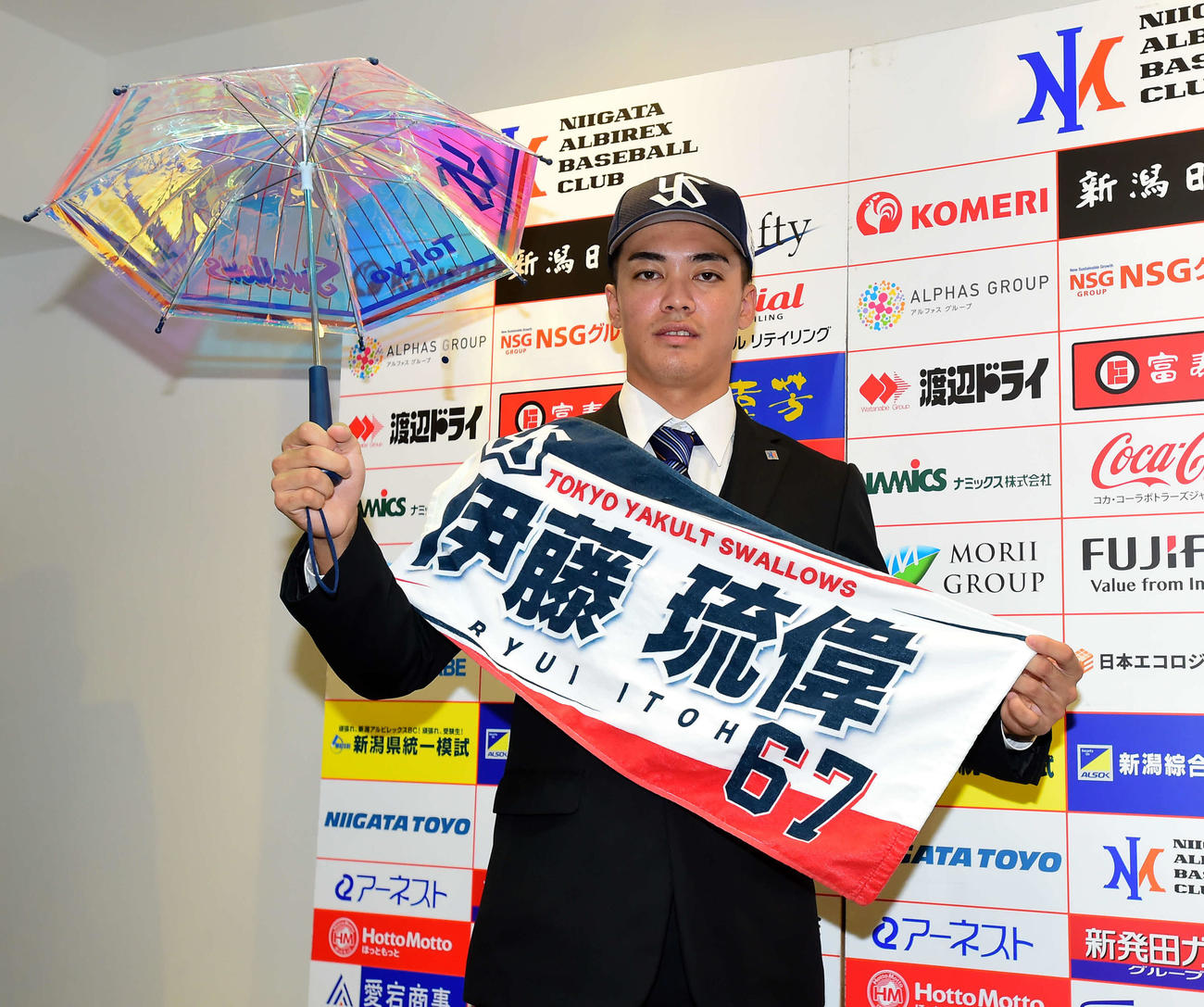 仮契約を結んだヤクルト5位の伊藤は名前と背番号が入ったタオルとミニチュア傘を手に笑顔
