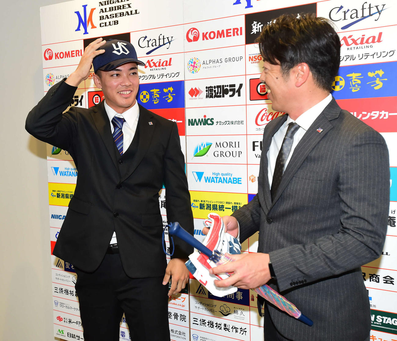 球団グッズに笑顔を見せるヤクルト5位の伊藤（左）