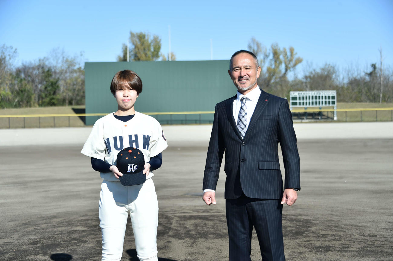 ユニホームが完成し、来春のスタートを楽しみにする後藤監督と中原さん
