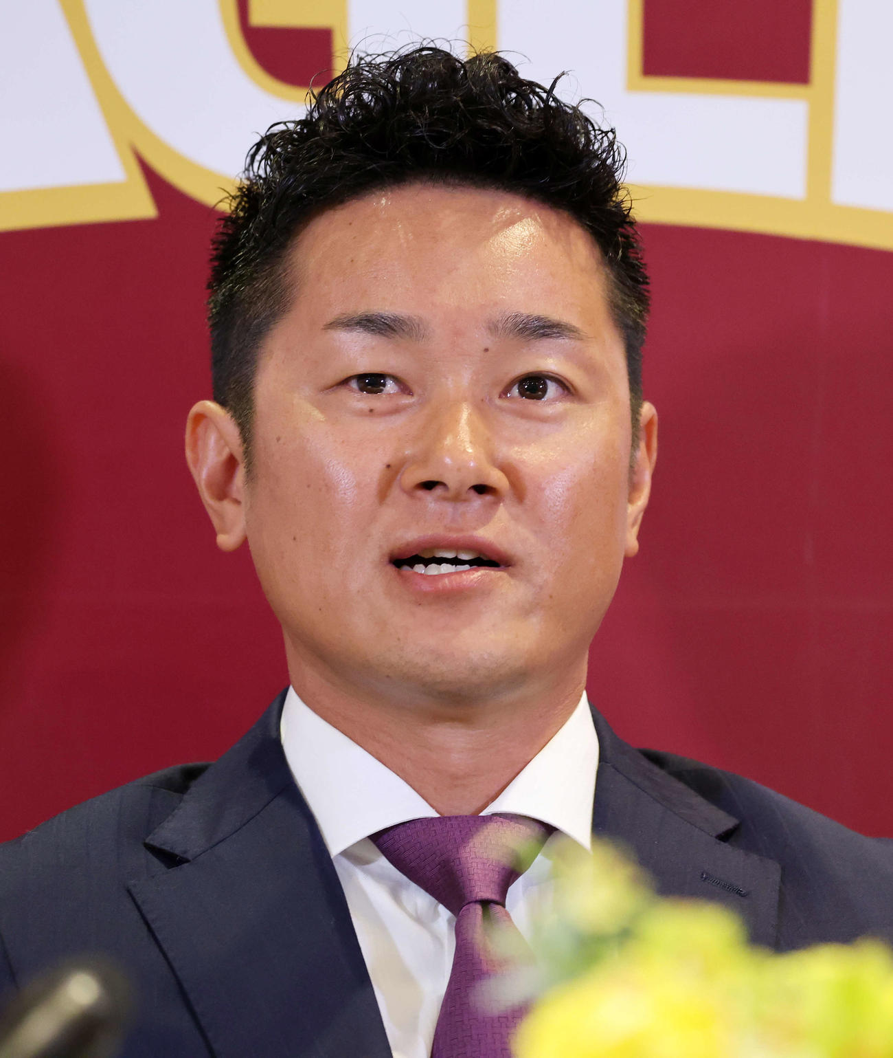 引退会見に臨む楽天銀次（撮影・鈴木正人）