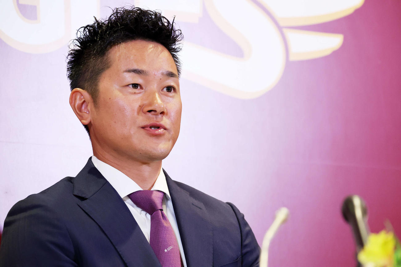 引退会見に臨む楽天銀次（撮影・鈴木正人）