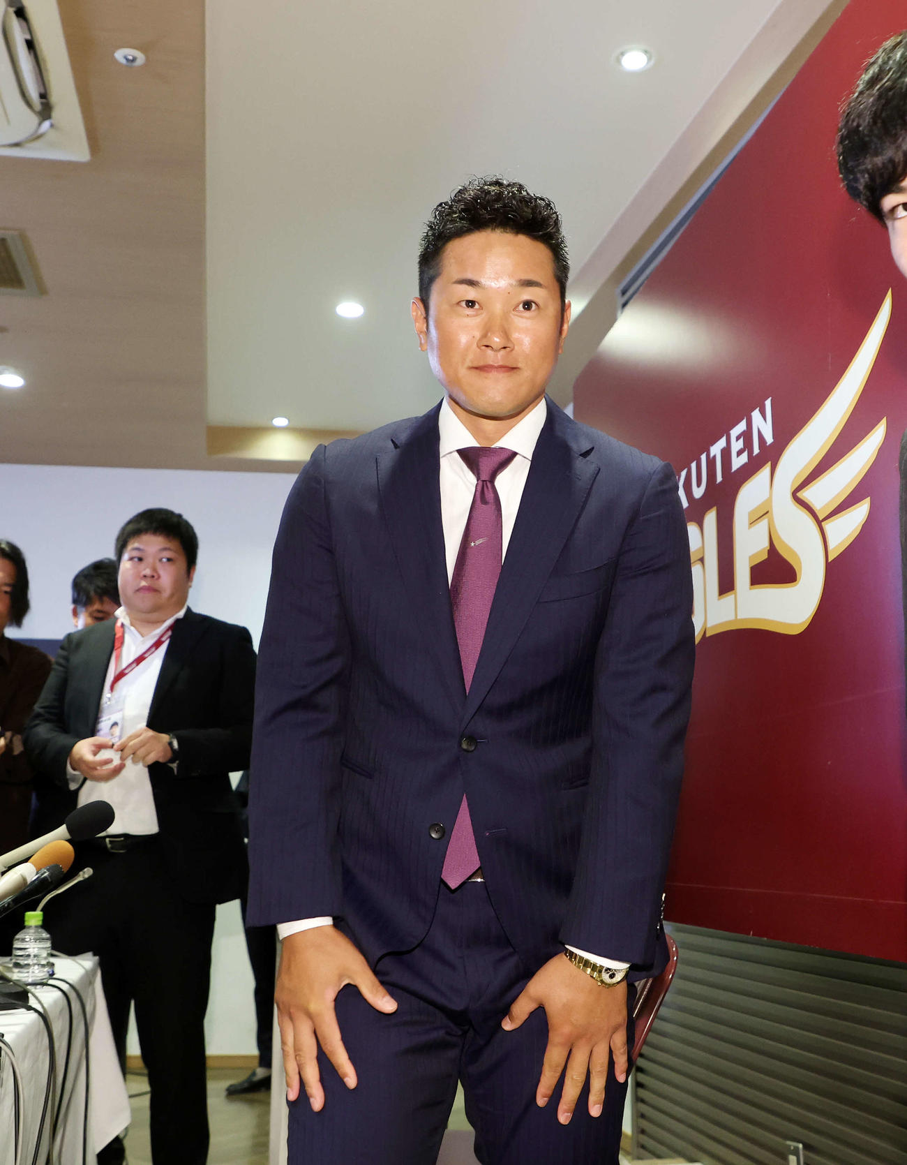 引退会見を終え引き揚げる楽天銀次（撮影・鈴木正人）