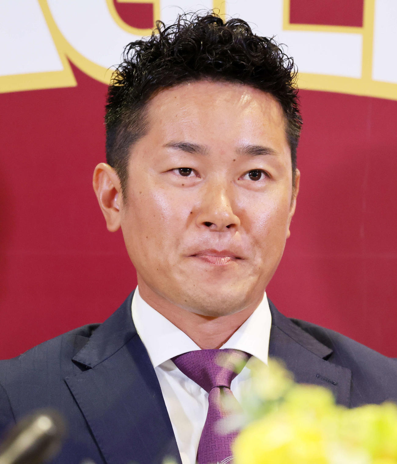 引退会見に臨む楽天銀次（撮影・鈴木正人）