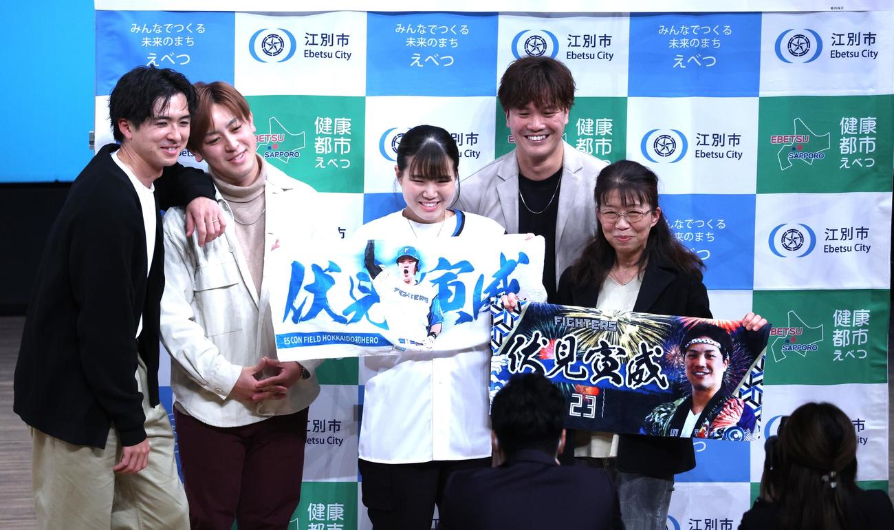 撮影会で伏見（右）のファンが多く、さみしそうに肩を組む左から上沢と河野（撮影・黒川智章）
