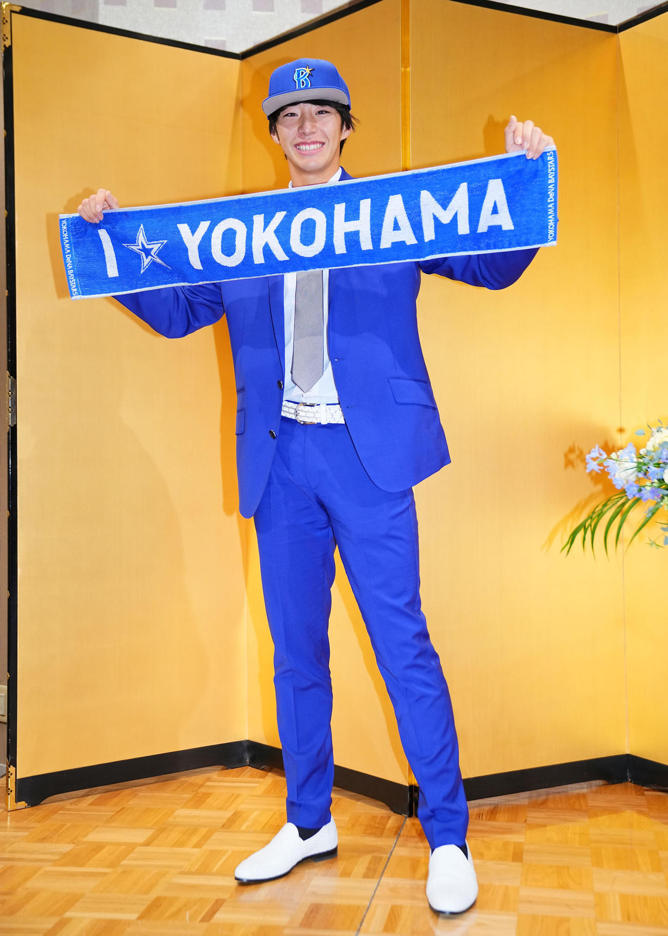 契約を終えたDeNA度会は笑顔で写真に納まる（撮影・垰建太）
