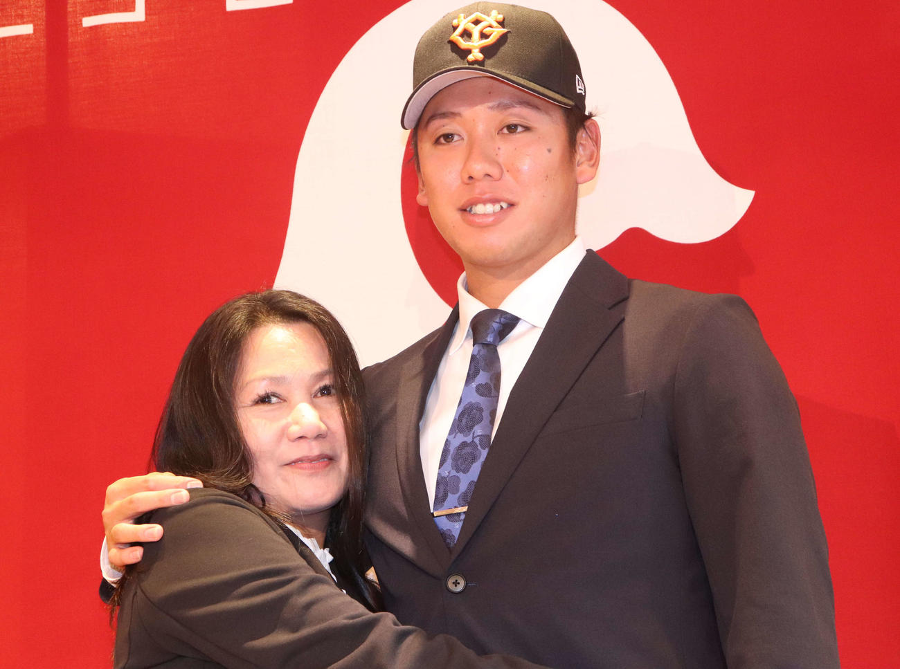 仮契約を結び、記者会見に出席した巨人ドラフト5位の日本生命・又木（右）とフィリピン人の母ミルドレドマヨさん（撮影・小早川宗一郎）