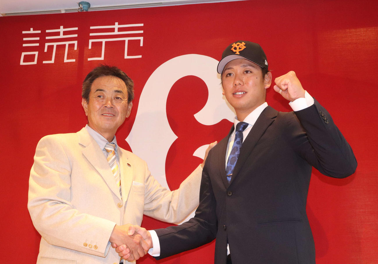仮契約を結び、記者会見に出席した巨人ドラフト5位の日本生命・又木（右）と水野スカウト部長（撮影・小早川宗一郎）