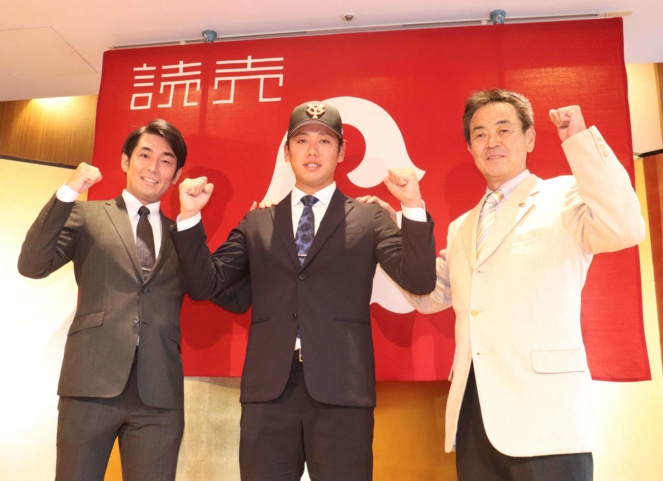仮契約を結び、記者会見に出席した巨人ドラフト5位の日本生命・又木（中央）と水野スカウト部長（右）、岸スカウト（撮影・小早川宗一郎）