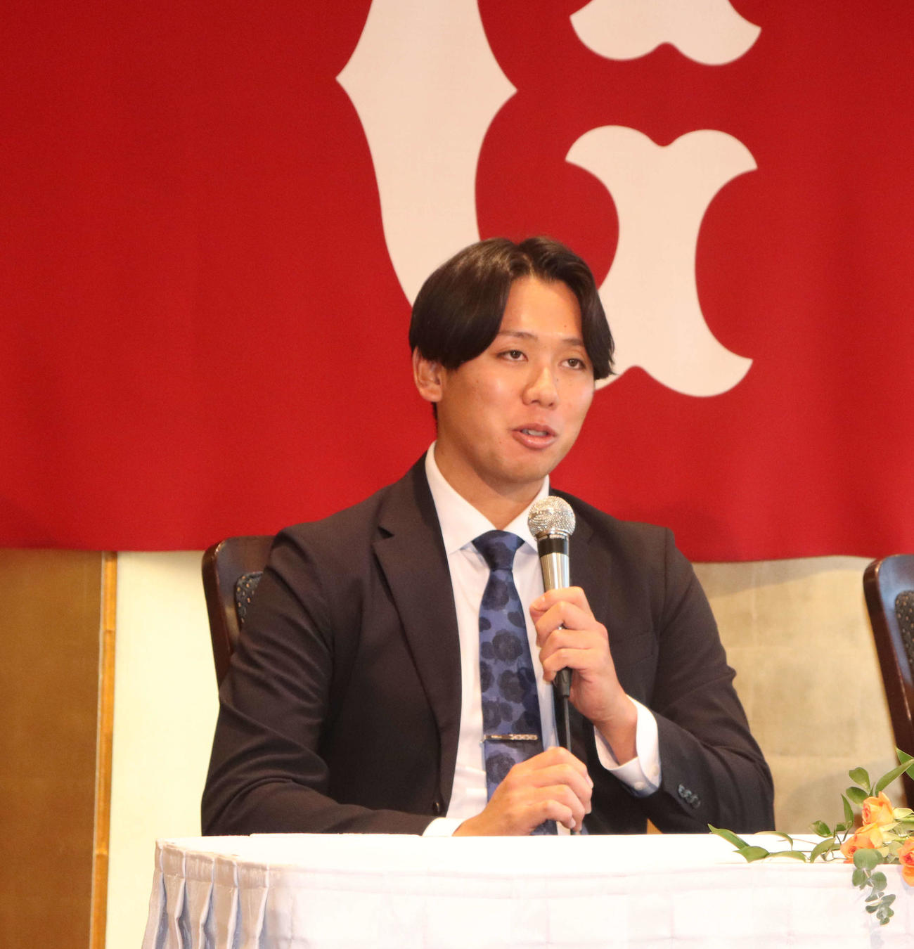 仮契約を結び、記者会見に出席した巨人ドラフト5位の日本生命・又木（撮影・小早川宗一郎）