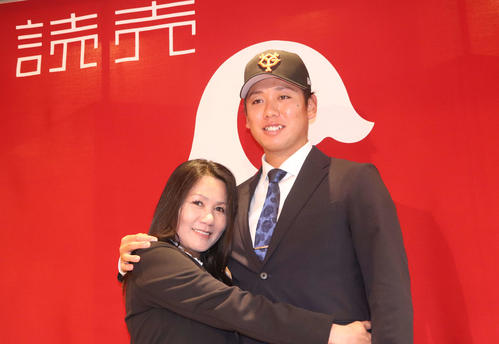 巨人】ドラ5又木鉄平が背番号46で仮契約「一番大事な人」フィリピン