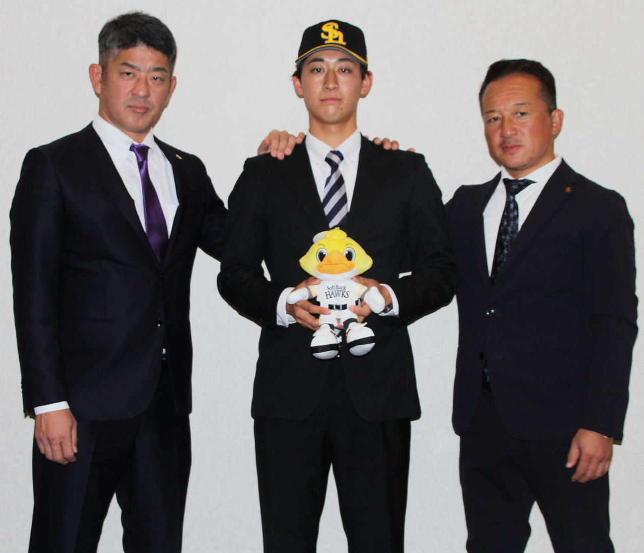 仮契約を終えた左から福山スカウト、大山、作山スカウト（撮影・木村有優）