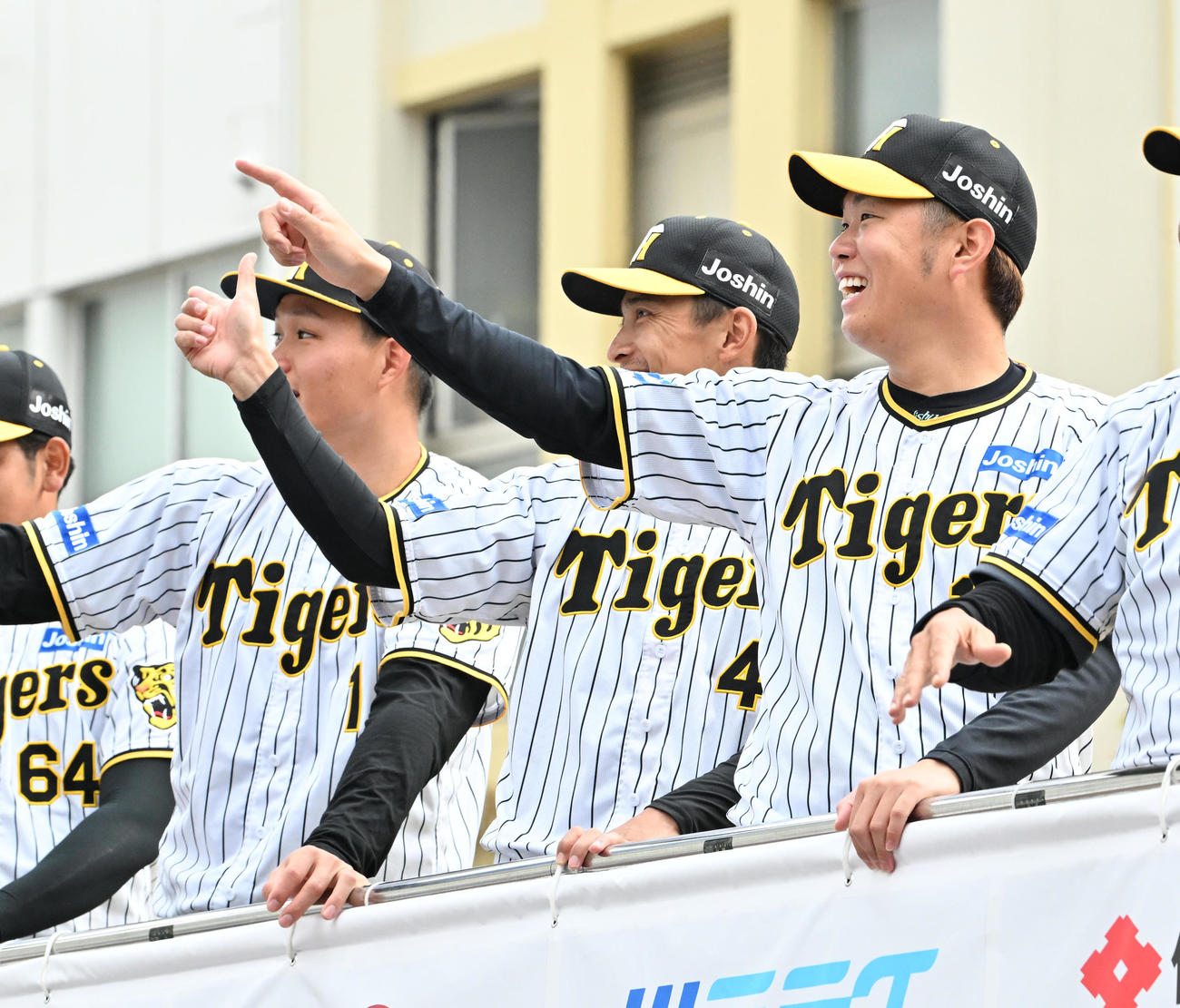パレードでファンに手を振る西勇（撮影・石井愛子）