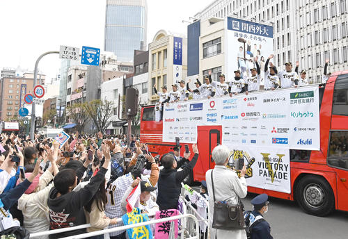 多くのファンに手を振る岡田監督（右から3人目）、阪神ナイン（撮影・石井愛子）