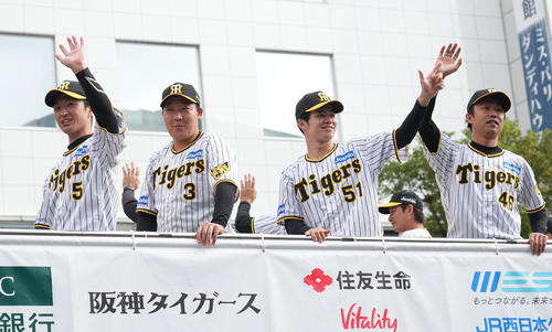 詰めかけたファンに手を振る（手前・左から）近本、大山、中野、島本（撮影・森本幸一）